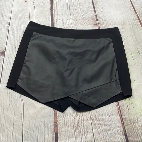 Kensie Pants - NWT Kensie faux leather skorts size medium